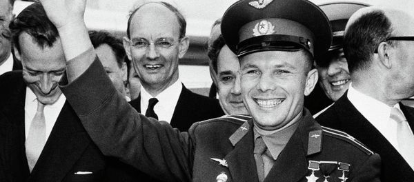 Soviet spaceman Yuri Gagarin waves after he arrived at the London Airport, July 1, 19611 for a private visit as the guest of the Russian Trade fair Soviet spaceman Yuri Gagarin waves after he arrived at the London Airport, July 1, 19611 for a private visit as the guest of the Russian Trade fair - Sputnik International