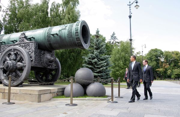 July 7, 2009. President Dmitry Medvedev, right, and U.S. President Barack Obama on a walk in the Kremlin. The 40-tonne Tsar Cannon. July 7, 2009. President Dmitry Medvedev, right, and U.S. President Barack Obama on a walk in the Kremlin. The 40-tonne Tsar Cannon. - Sputnik International