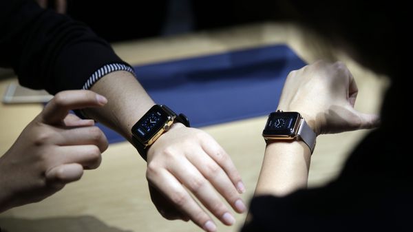 Event attendees get a look at varieties of the new Apple Watch on display in the demo room after an Apple event on Monday, March 9, 2015, in San Francisco. Event attendees get a look at varieties of the new Apple Watch on display in the demo room after an Apple event on Monday, March 9, 2015, in San Francisco. - Sputnik International