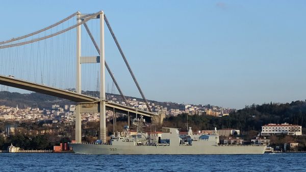 Canadian frigate HMCS Fredericton passes under the Bosphorus bridge in Istanbul, en route to the Black Sea, March 4, 2015. Canadian frigate HMCS Fredericton passes under the Bosphorus bridge in Istanbul, en route to the Black Sea, March 4, 2015. - Sputnik International