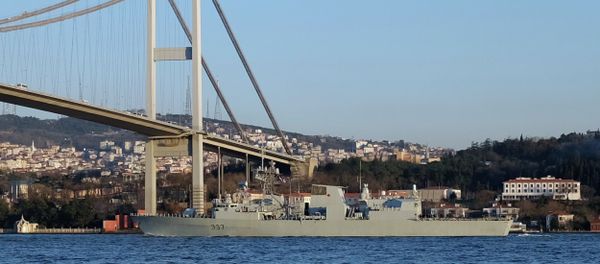 Canadian frigate HMCS Fredericton passes under the Bosphorus bridge in Istanbul, en route to the Black Sea, March 4, 2015. Canadian frigate HMCS Fredericton passes under the Bosphorus bridge in Istanbul, en route to the Black Sea, March 4, 2015. - Sputnik International