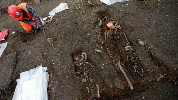 An archaeologist works near skeletons of a mother and two children found in the Bedlam burial ground on the future site of a Crossrail ticket hall next to Liverpool Street Station in London - Sputnik International