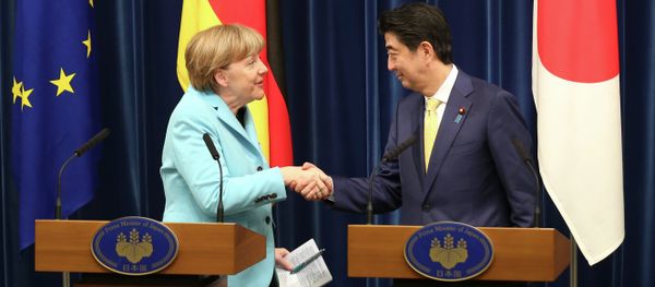 German Chancellor Angela Merkel, left, shakes hands with Japanese Prime Minister Shinzo Abe during a joint press conference at Abe's official residence in Tokyo - Sputnik International