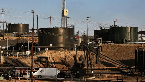 This Thursday March 6, 2014 photo shows pumpjacks operating in front of a hydraulic fracturing site in the Inglewood oil fields in the Baldwin Hills area of Los Angeles This Thursday March 6, 2014 photo shows pumpjacks operating in front of a hydraulic fracturing site in the Inglewood oil fields in the Baldwin Hills area of Los Angeles - Sputnik International