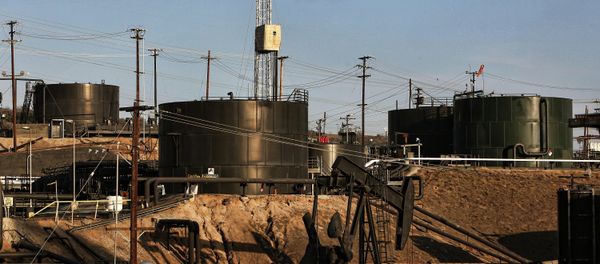 This Thursday March 6, 2014 photo shows pumpjacks operating in front of a hydraulic fracturing site in the Inglewood oil fields in the Baldwin Hills area of Los Angeles This Thursday March 6, 2014 photo shows pumpjacks operating in front of a hydraulic fracturing site in the Inglewood oil fields in the Baldwin Hills area of Los Angeles - Sputnik International