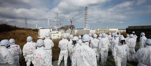 Members of the media wearing protective suits and masks report as they are escorted by TEPCO employees at Tokyo Electric Power Co. (TEPCO)'s tsunami-crippled Fukushima Daiichi nuclear power plant in Okuma, Fukushima prefecture on February 20, 2012 Members of the media wearing protective suits and masks report as they are escorted by TEPCO employees at Tokyo Electric Power Co. (TEPCO)'s tsunami-crippled Fukushima Daiichi nuclear power plant in Okuma, Fukushima prefecture on February 20, 2012 - Sputnik International