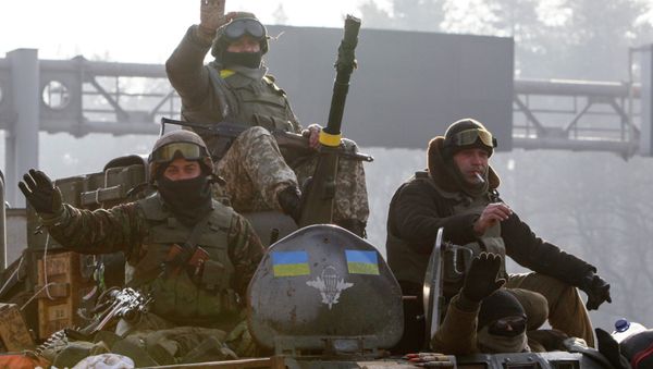 Ukrainian servicemen ride atop an armoured personnel carrier (APC), as they return from the frontline in eastern Ukraine, in Kiev March 11, 2015 Ukrainian servicemen ride atop an armoured personnel carrier (APC), as they return from the frontline in eastern Ukraine, in Kiev March 11, 2015 - Sputnik International