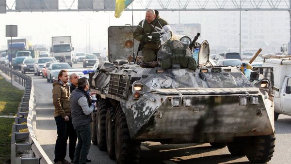 Civilians talk to Ukrainian serviceman who is returning from the front line in eastern Ukraine, in Kiev, March 11, 2015 - Sputnik International