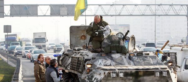 Civilians talk to Ukrainian serviceman who is returning from the front line in eastern Ukraine, in Kiev, March 11, 2015 - Sputnik International
