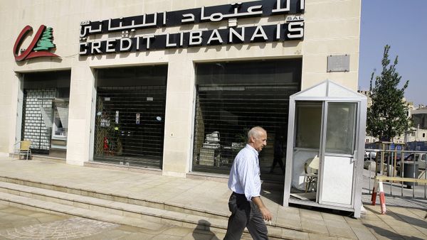 A man walks past the Credit Libanais Bank in downtown Beirut on August 18, 2010 A man walks past the Credit Libanais Bank in downtown Beirut on August 18, 2010 - Sputnik International