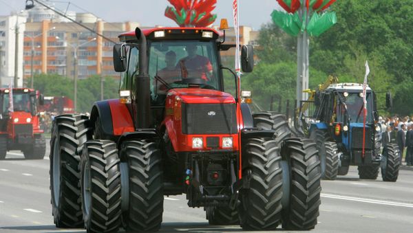 A parade on Belarus' Independence Day. Foreground: a Belarus-3022 tractor A parade on Belarus' Independence Day. Foreground: a Belarus-3022 tractor - Sputnik International