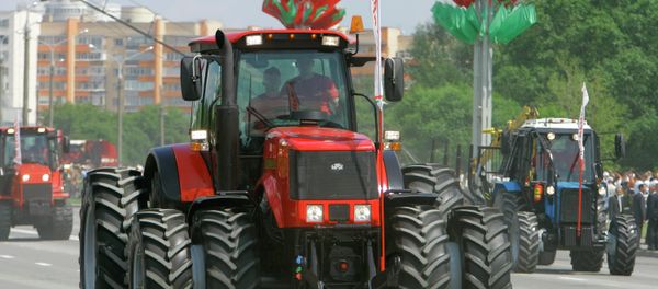 A parade on Belarus' Independence Day. Foreground: a Belarus-3022 tractor - Sputnik International