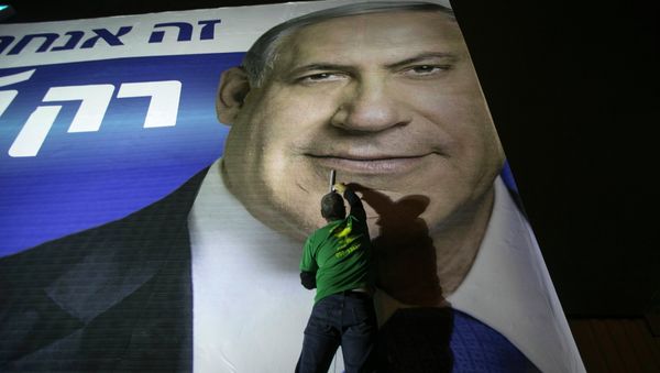 A worker installs a campaign poster of Israel's Prime Minister Benjamin Netanyahu on a billboard in Tel Aviv March 10, 2015 - Sputnik International