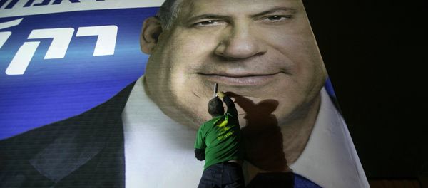 A worker installs a campaign poster of Israel's Prime Minister Benjamin Netanyahu on a billboard in Tel Aviv March 10, 2015 A worker installs a campaign poster of Israel's Prime Minister Benjamin Netanyahu on a billboard in Tel Aviv March 10, 2015 - Sputnik International