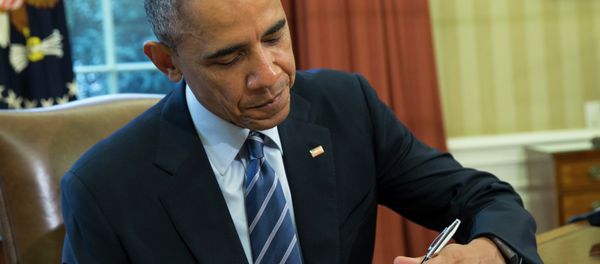 President Barack Obama signs a presidential memorandum aiming to clamp down on the private companies that service federal student debt President Barack Obama signs a presidential memorandum aiming to clamp down on the private companies that service federal student debt - Sputnik International
