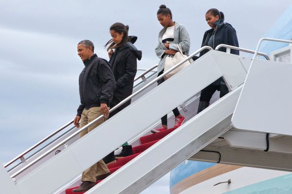 The first family departs Air Force One after returning from their December 2014 vacation in Hawaii. - Sputnik International