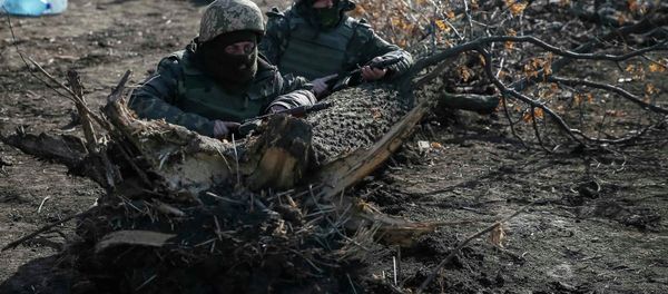 Members of the Ukrainian armed forces take their positions near Kurakhovo, not far from Donetsk March 11, 2015 - Sputnik International