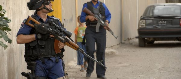 Iraqi police officer armed with a Tabuk sniper rifle - Sputnik International