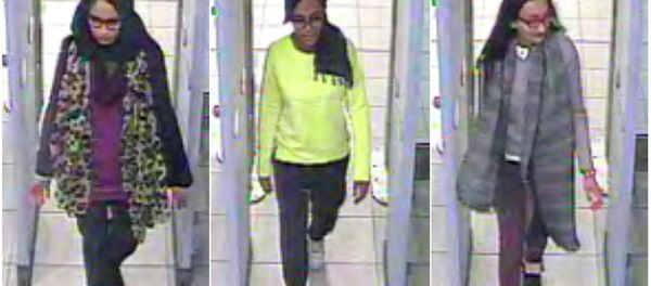 British teenage girls Shamima Begun, Amira Abase and Kadiza Sultana (L-R) walk through security at Gatwick airport before they boarded a flight to Turkey on February 17, 2015 - Sputnik International