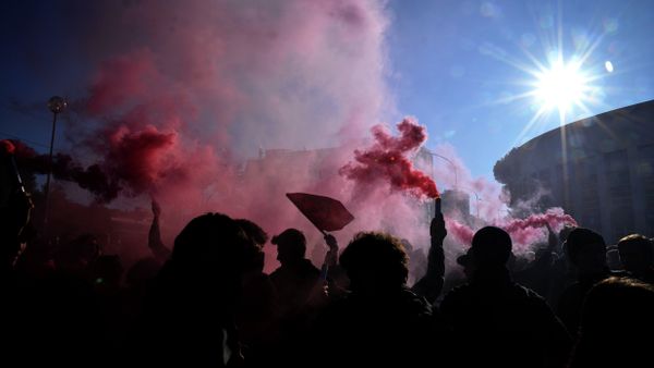 Students hold flares - Sputnik International