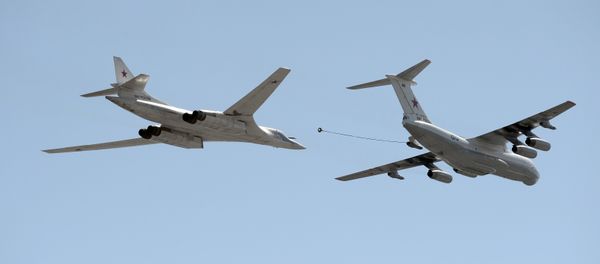 IL 78 tanker aircraft, right, and Tu-160 'White Swan' supersonic heavy strategic bomber IL 78 tanker aircraft, right, and Tu-160 'White Swan' supersonic heavy strategic bomber - Sputnik International