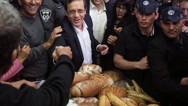 Isaac Herzog, co-leader of the centre-left Zionist Union, gestures during a campaign stop at a fruit and vegetable market in Tel Aviv March 12, 2015 - Sputnik International