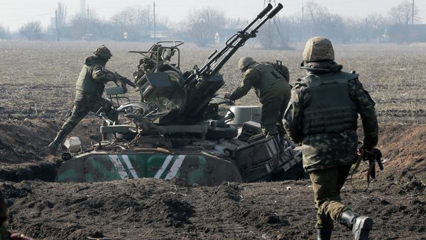 Ukrainian servicemen take position at the front line outside Kurahovo, in the Donetsk region of Ukraine, Wednesday, March 11, 2015 - Sputnik International
