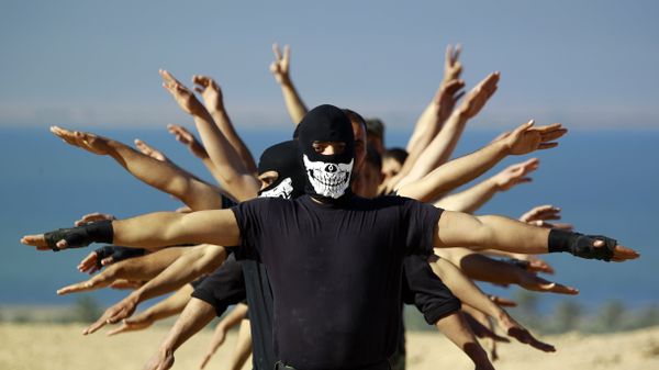 Fighters from the Iraqi Imam Ali Brigade, take part in a training exercise in Iraq's central city of Najaf  - Sputnik International