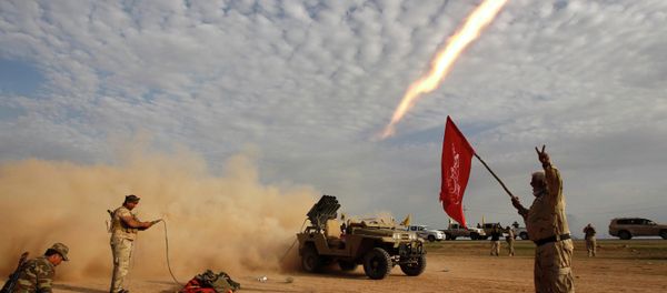 Shi'ite fighters launch a rocket during clashes with Islamic State militants on the outskirts of al-Alam - Sputnik International