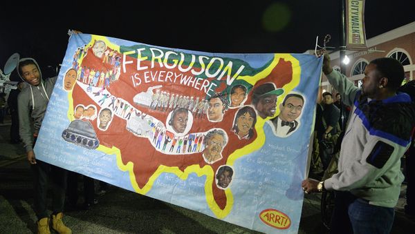 Protestors demonstrate outside the Ferguson Police Department in Ferguson, Missouri on March 12, 2015 - Sputnik International