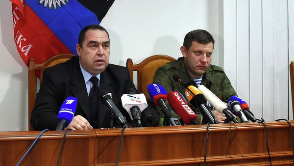 Prime Minister of the self proclamed Peoples Republic of Donetsk Alexander Zakharchenko (R) and Prime Minister of the self proclaimed Peoples Republic of Lugansk Igor Plotnitsky speak during a press conference in the eastern Ukrainian city of Donetsk on Febuary 2, 2015 Prime Minister of the self proclamed Peoples Republic of Donetsk Alexander Zakharchenko (R) and Prime Minister of the self proclaimed Peoples Republic of Lugansk Igor Plotnitsky speak during a press conference in the eastern Ukrainian city of Donetsk on Febuary 2, 2015 - Sputnik International