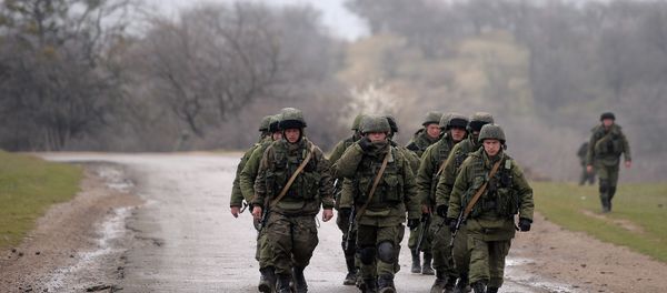 Russian soldiers patrol the area surrounding the Ukrainian military unit in Perevalnoye, outside Simferopol, on March 20, 2014 Russian soldiers patrol the area surrounding the Ukrainian military unit in Perevalnoye, outside Simferopol, on March 20, 2014 - Sputnik International