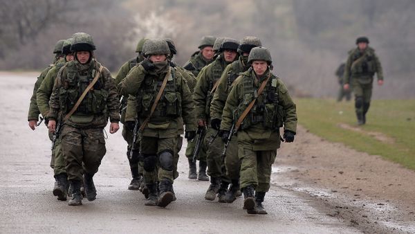 Russian soldiers patrol the area surrounding the Ukrainian military unit in Perevalnoye, outside Simferopol, on March 20, 2014 - Sputnik International