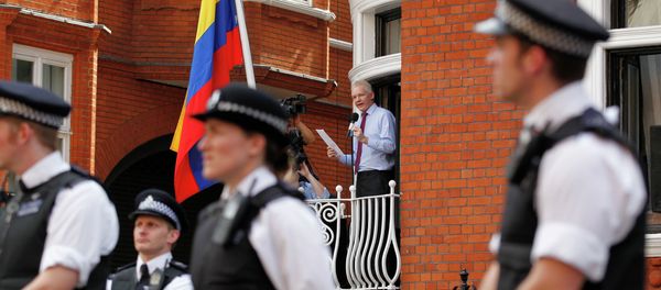 Surrounded by British police WikiLeaks founder Julian Assange, centre, makes a statement to the media and supporters from a window of Ecuadorian Embassy in central London. - Sputnik International