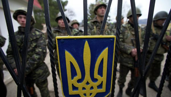 Ukrainian soldiers guard a gate to their military base in the village of Perevalne, outside of Simferopol, Ukraine, on Sunday, March 2, 2014 Ukrainian soldiers guard a gate to their military base in the village of Perevalne, outside of Simferopol, Ukraine, on Sunday, March 2, 2014 - Sputnik International