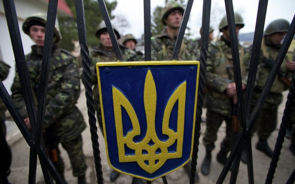 Ukrainian soldiers guard a gate to their military base in the village of Perevalne, outside of Simferopol, Ukraine, on Sunday, March 2, 2014 Ukrainian soldiers guard a gate to their military base in the village of Perevalne, outside of Simferopol, Ukraine, on Sunday, March 2, 2014 - Sputnik International