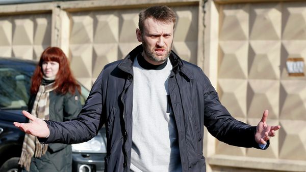 Alexei Navalny, a Russian opposition leader, gestures as he walks out of a detention center in Moscow March 6, 2015 Alexei Navalny, a Russian opposition leader, gestures as he walks out of a detention center in Moscow March 6, 2015 - Sputnik International