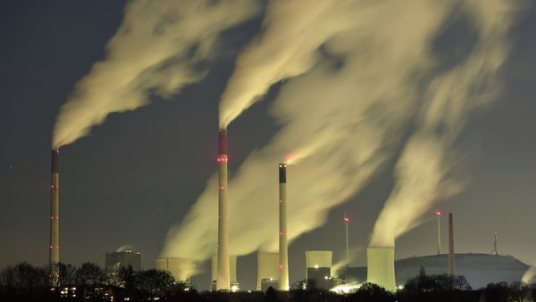 Smoke streams from the chimneys of the E.ON coal-fired power station - Sputnik International