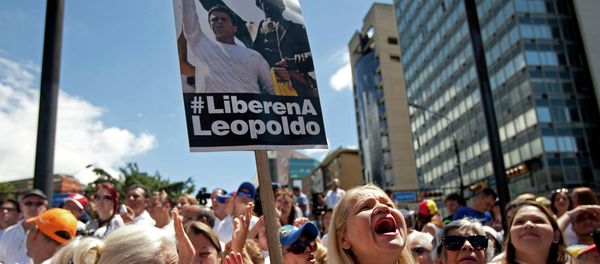 Supporters of jailed opposition leader Leopoldo Lopez chant slogans demanding his freedom and at an event marking the one year anniversary of his arrest and imprisonment in Caracas, Venezuela, Wednesday, Feb. 18, 2015 - Sputnik International
