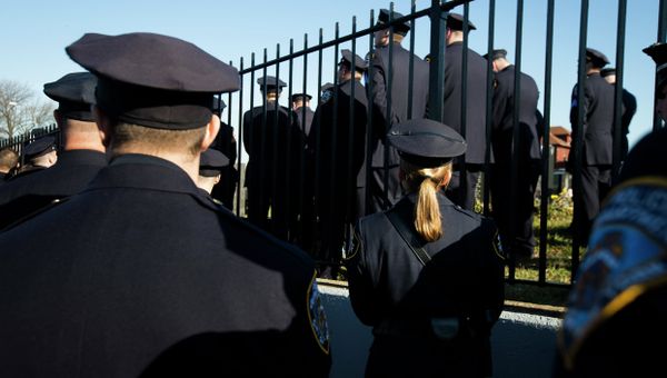 Police officers turn their backs as New York City Mayor Bill de Blasio speaks at the funeral of New York city police officer Rafael Ramos in the Glendale section of Queens, Saturday, Dec. 27, 2014, in New York. - Sputnik International