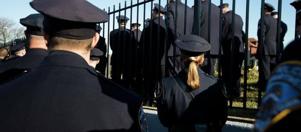 Police officers turn their backs as New York City Mayor Bill de Blasio speaks at the funeral of New York city police officer Rafael Ramos in the Glendale section of Queens, Saturday, Dec. 27, 2014, in New York. Police officers turn their backs as New York City Mayor Bill de Blasio speaks at the funeral of New York city police officer Rafael Ramos in the Glendale section of Queens, Saturday, Dec. 27, 2014, in New York. - Sputnik International