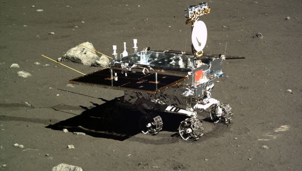 China's Yutu moon rover, photographed by the Chang'e 3 lander on Dec. 16, 2013. - Sputnik International