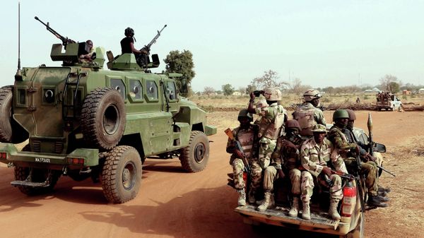 Nigerian army soldiers along a road in Chibok, northeastern Nigeria, on March 5, 2015 - Sputnik International