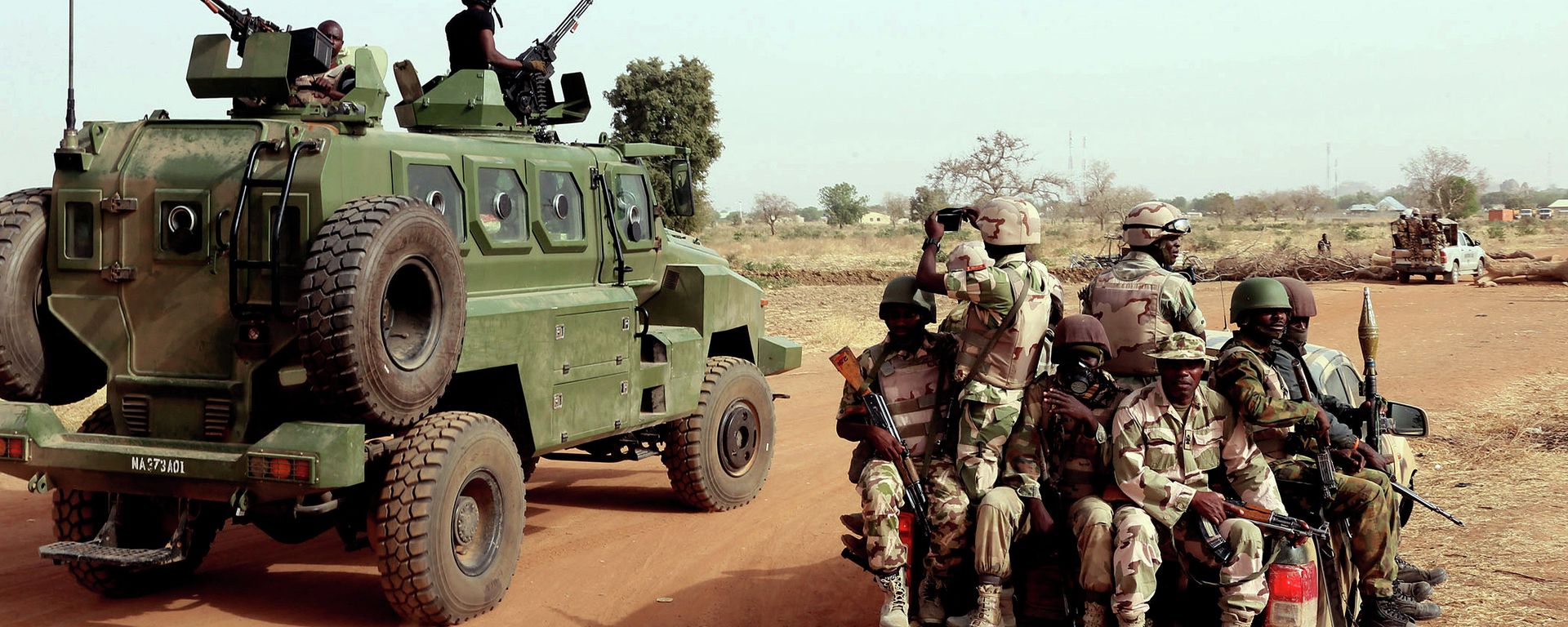 Nigerian army soldiers along a road in Chibok, northeastern Nigeria, on March 5, 2015 - Sputnik International, 1920, 09.07.2020