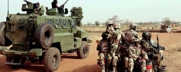 Nigerian army soldiers along a road in Chibok, northeastern Nigeria, on March 5, 2015 - Sputnik International