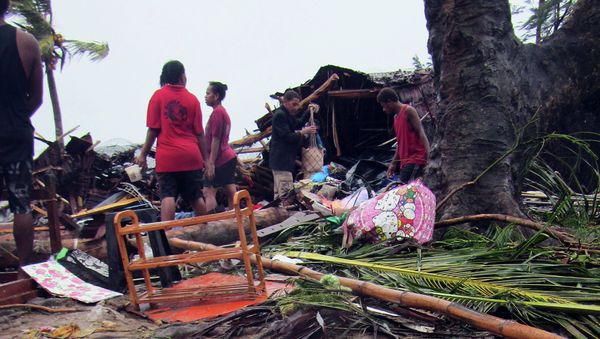 Local residents look through the remains of a small shelter in Port Vila, the capital city of the Pacific island nation of Vanuatu March 14, 2015 - Sputnik International