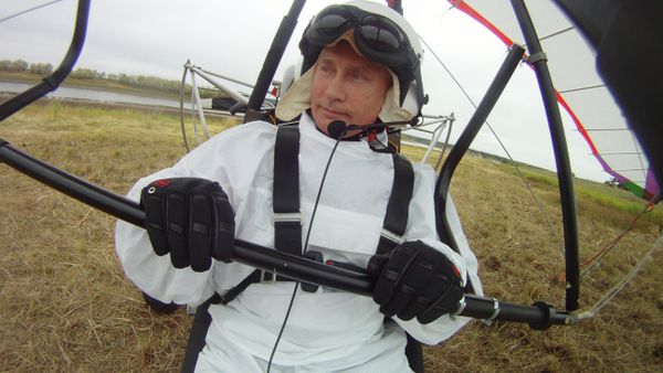 Russian President Vladimir Putin (right) takes part in a scientific experiment as part of the Flight of Hope - Sputnik International