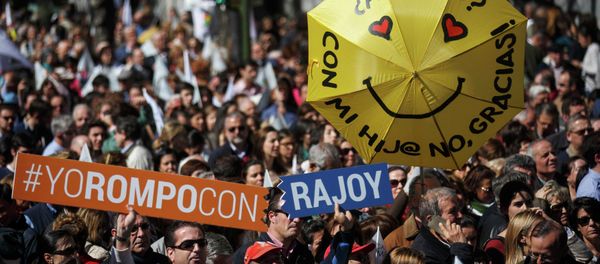 Pro-life demonstrators gather holding signs against abortion and waving flags in central Madrid March 14, 2015 - Sputnik International
