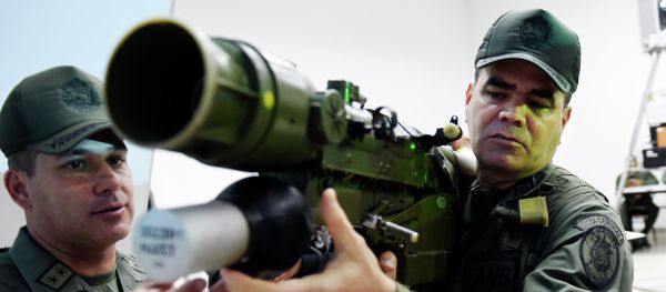 Venezuelan Defense Minister Vladimir Padrino Lopez (R) mans a Russian-made 9K338 Igla-S (SA-18) man-portable air-defence (MANPAD) surface-to-air missile launcher in Caracas on March 14, 2015 - Sputnik International
