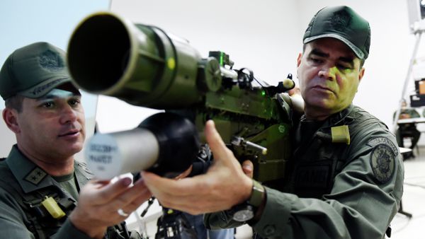Venezuelan Defense Minister Vladimir Padrino Lopez (R) mans a Russian-made 9K338 Igla-S (SA-18) man-portable air-defence (MANPAD) surface-to-air missile launcher in Caracas on March 14, 2015 - Sputnik International